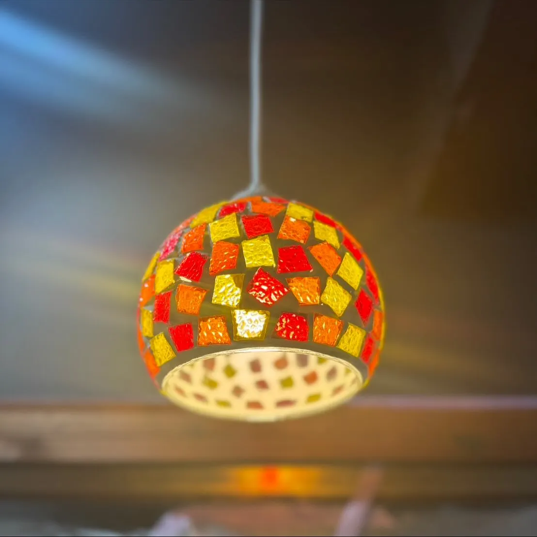 ランプがひとつ、またひとつ取り付けられていく。