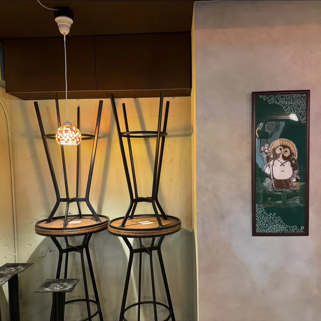 ランプがひとつ、またひとつ取り付けられていく。