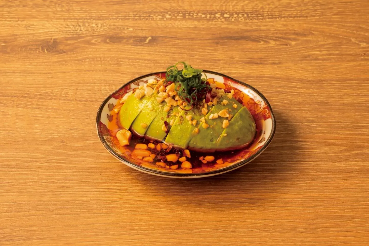 とろけるアボカドに、旨辛ダレをたっぷり。