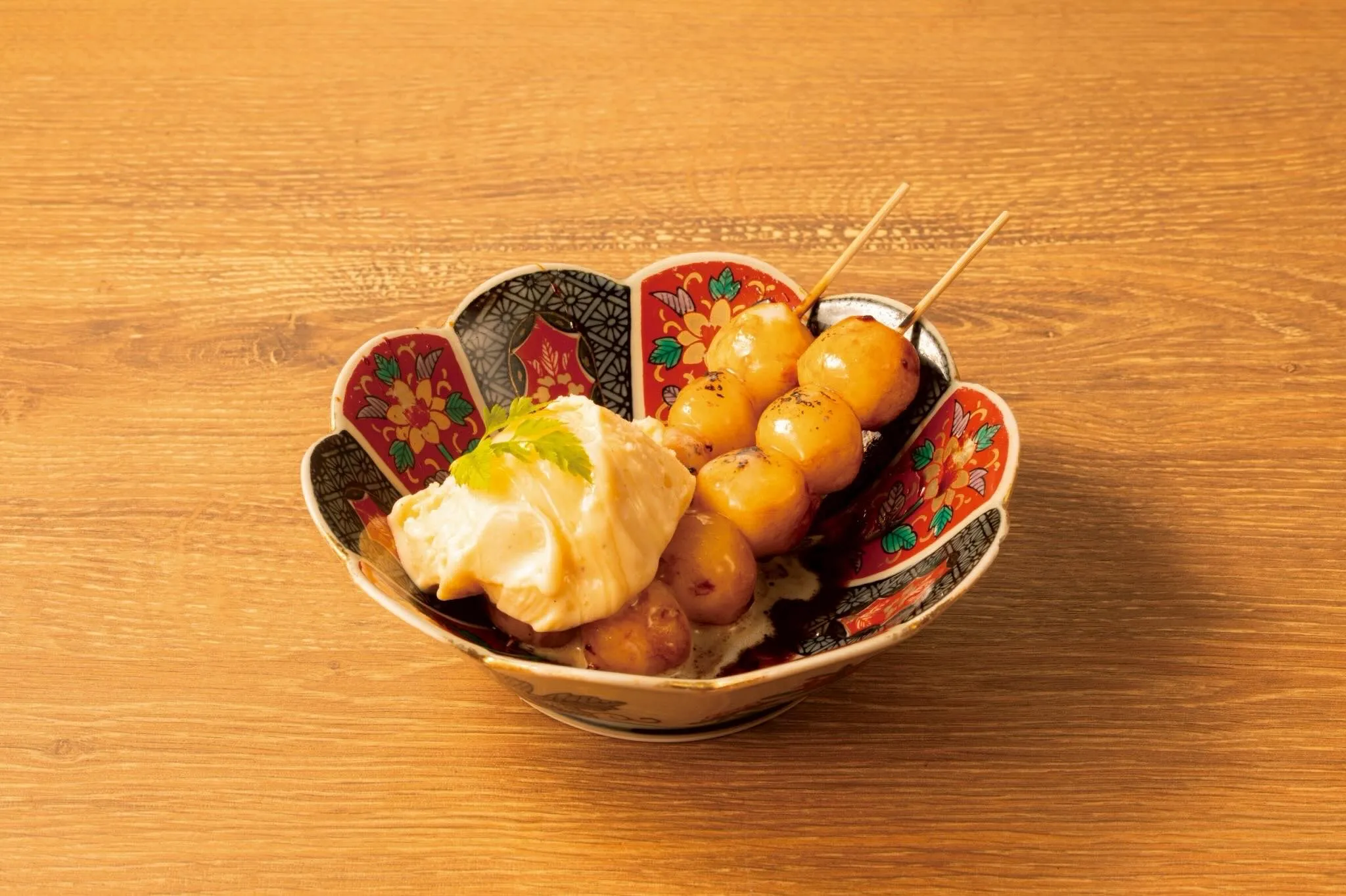 炭火で香ばしく焼いたみたらし団子に、