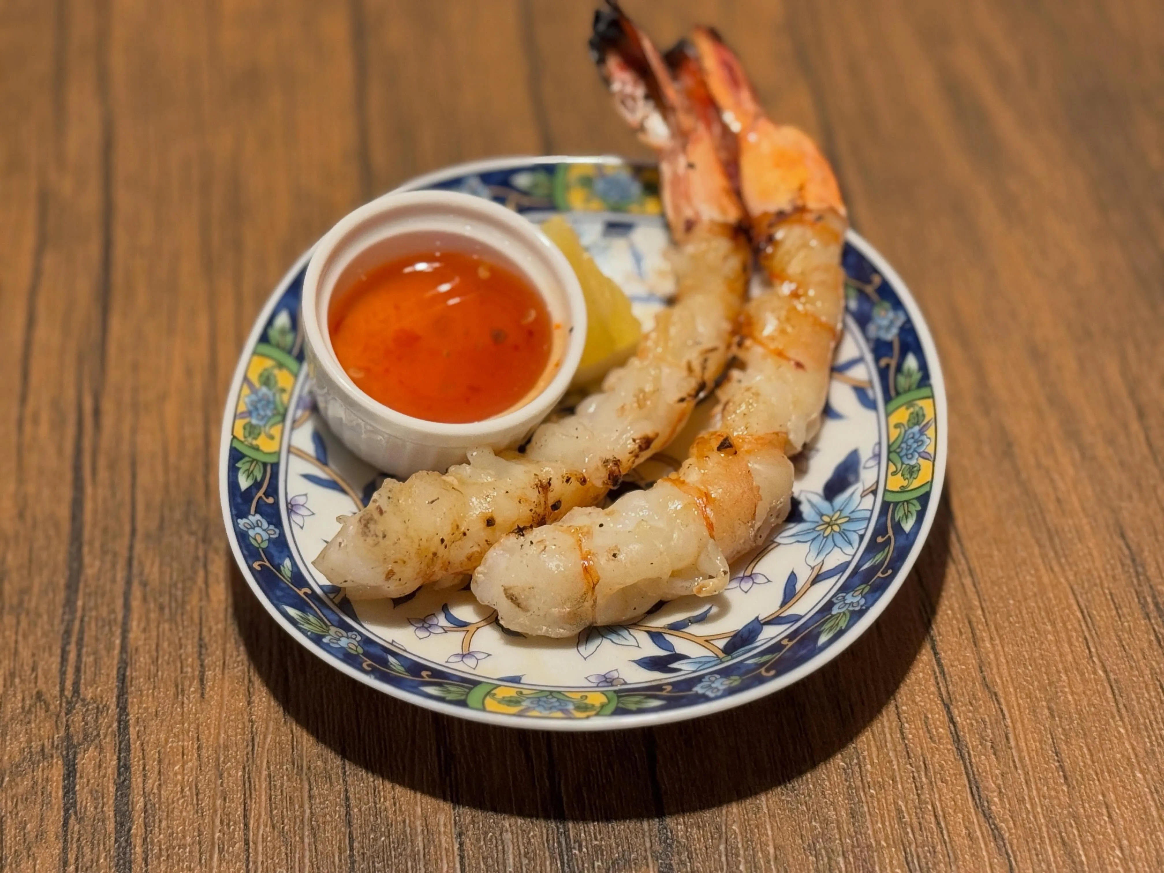 ひと口食べれば、プリッとした食感と炭の香りが口いっぱいに広が...