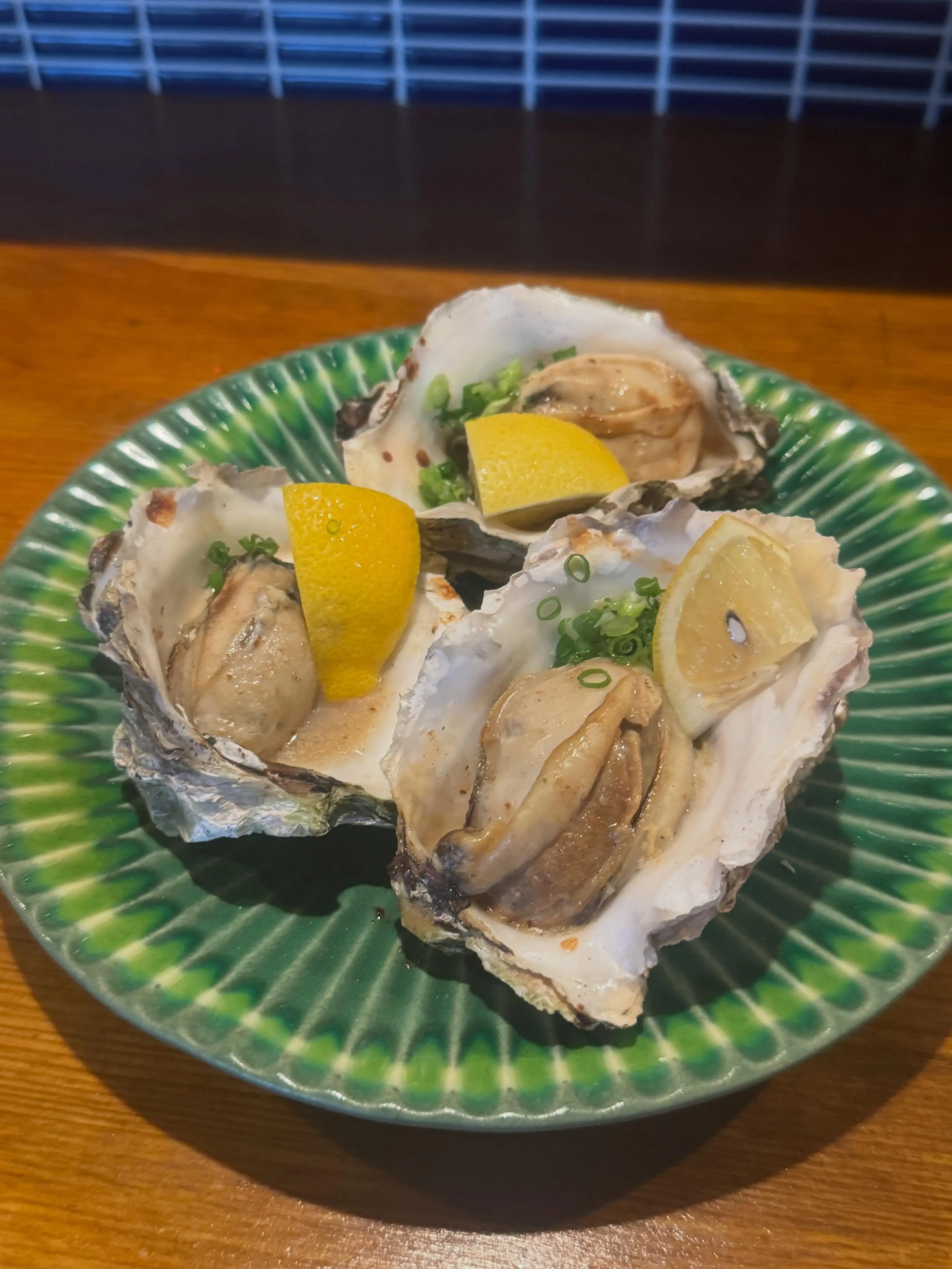 殻付き牡蠣を炭火でじっくり。